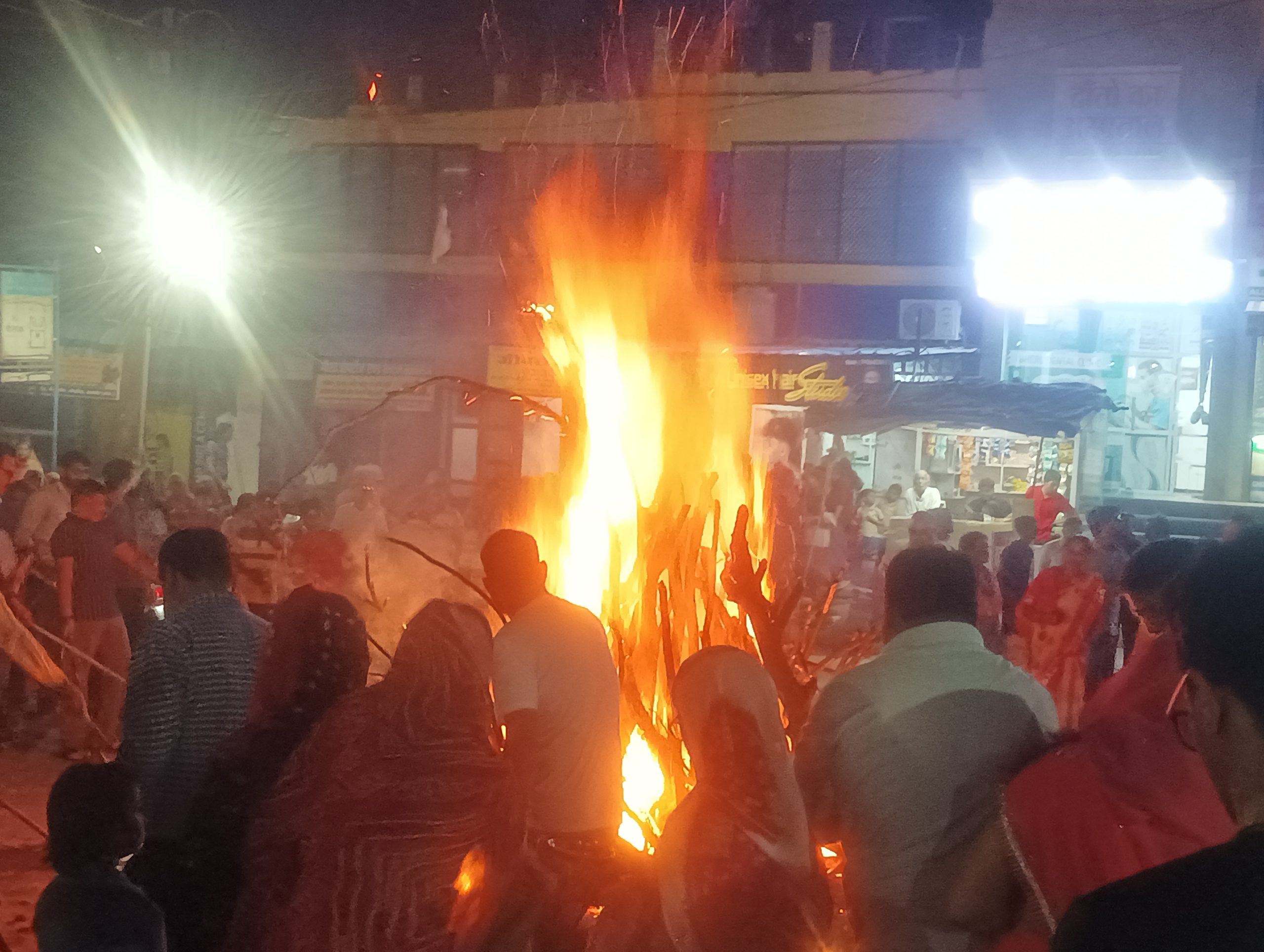 अजमेर के पंचशील नगर में श्रद्धा और उल्लास के साथ होलिका दहन