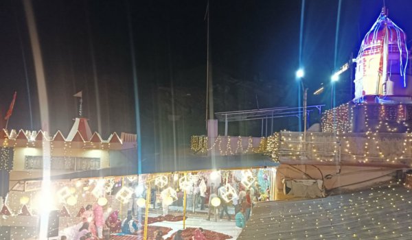 नवमीं पर नौसर माता मंदिर में भक्ति का सागर, भजन संध्या में झूमे श्रद्धालु