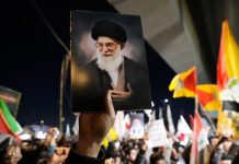 अयातुल्ला अली खामेनेई की मौत के बाद अमरीका में विरोध प्रदर्शन और जश्न