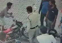 बड़वानी में पेट्रोल पंपों पर भीड़, विवाद में पुलिस कांस्टेबल से मारपीट