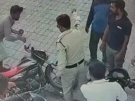 बड़वानी में पेट्रोल पंपों पर भीड़, विवाद में पुलिस कांस्टेबल से मारपीट