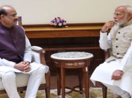 मोदी बोले, बड़े परिवारों के अनुशासनहीन छात्रों को अच्छे से संभालते हैं बिरला