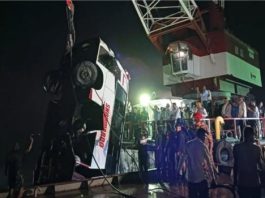 बांग्लादेश में बस पद्मा नदी में गिरी, 24 यात्रियों की मौत