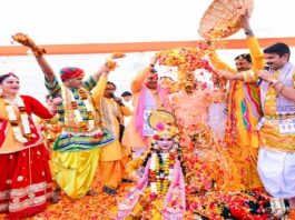 मुख्यमंत्री भजनलाल ने पार्टी कार्यकर्त्ताओं के साथ खेली फूलों की होली