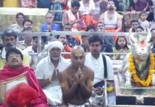 नर्मदा परिक्रमा कर रहे संत दादा गुरु ने किए महाकालेश्वर के दर्शन