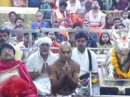 नर्मदा परिक्रमा कर रहे संत दादा गुरु ने किए महाकालेश्वर के दर्शन