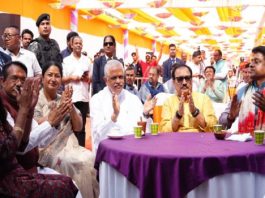 दिल्ली भाजपा के होली मंगल मिलन में जुटे पार्टी के वरिष्ठ नेता और पत्रकार