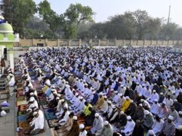 दिल्ली के उत्तम नगर में कड़े पहरे के बीच मुस्लिम समुदाय ने अदा की ईद की नमाज