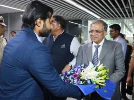 कोलकाता में कालीघाट मंदिर के बाहर मुख्य चुनाव आयुक्त ज्ञानेश कुमार को दिखाए काले झंडे