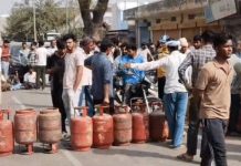 अलवर के राजगढ़ में गैस एजेंसी बंद मिलने पर आक्राेशित ग्रामीणों ने रास्ता रोका
