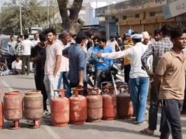 अलवर के राजगढ़ में गैस एजेंसी बंद मिलने पर आक्राेशित ग्रामीणों ने रास्ता रोका
