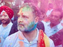 राहुल गांधी ने कार्यकर्ताओं संग मनाई होली, खरगे और प्रियंका गांधी ने दी शुभकामनाएं