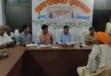 अजमेर कलक्टर लोकबंधु ने ग्राम झड़वासा में लगाई रात्रि चौपाल