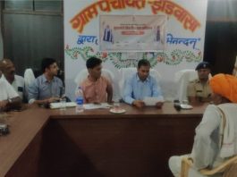 अजमेर कलक्टर लोकबंधु ने ग्राम झड़वासा में लगाई रात्रि चौपाल