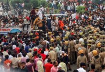 मथुरा में फरसा वाले बाबा की मौत के बाद मथुरा में बवाल, हाईवे जाम पुलिस ने किया लाठीचार्ज