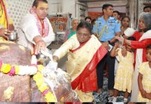 राष्ट्रपति द्रौपदी मुर्मु ने लगाई सप्तकोसीय 21 किमी की परिक्रमा, बच्चों को बांटी चॉकलेट