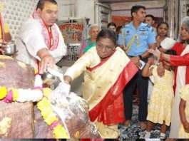 राष्ट्रपति द्रौपदी मुर्मु ने लगाई सप्तकोसीय 21 किमी की परिक्रमा, बच्चों को बांटी चॉकलेट