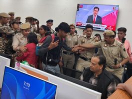 यूएनआई मुख्यालय के पत्रकारों-कर्मचारियों को पुलिस ने बलपूर्वक बाहर निकाला, परिसर सील