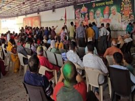 होली मिलन समारोह में फूलों की होली से बिखरा प्रेम का रंग