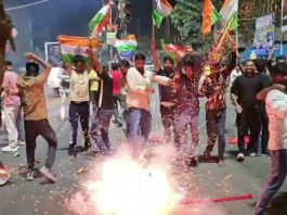 भारत की जीत पर युवा कांग्रेस कार्यकर्ताओं ने मनाया जश्न