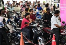 आंध्र प्रदेश : पेट्रोल पंपों पर लंबी कतारें, तेल की कमी जारी