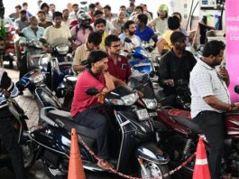 आंध्र प्रदेश : पेट्रोल पंपों पर लंबी कतारें, तेल की कमी जारी