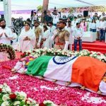 हजारों नम आंखों ने आशा भोसले को दी अंतिम विदाई, अंतिम संस्कार में उमड़ी भारी भीड़