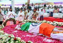 हजारों नम आंखों ने आशा भोसले को दी अंतिम विदाई, अंतिम संस्कार में उमड़ी भारी भीड़