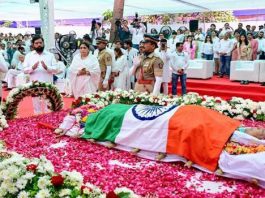 हजारों नम आंखों ने आशा भोसले को दी अंतिम विदाई, अंतिम संस्कार में उमड़ी भारी भीड़