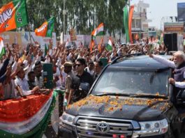 उत्तराखंड में मोदी का भव्य स्वागत, 12 किमी लंबे रोड शो में बड़ी संख्या में उमड़े लोग