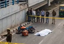 डाबड़ी फ्लाईओवर पर दर्दनाक हादसा, कार की टक्कर से फूड डिलीवरी राइडर की गिरकर मौत