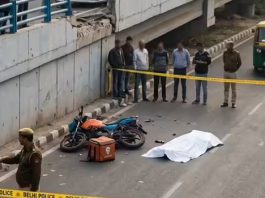 डाबड़ी फ्लाईओवर पर दर्दनाक हादसा, कार की टक्कर से फूड डिलीवरी राइडर की गिरकर मौत