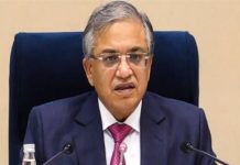 मुख्य चुनाव आयुक्त को हटाने की मांग तेज, विपक्ष के 73 सांसदों ने दिया प्रस्ताव नोटिस