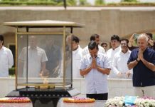 अरविंद केजरीवाल के ‘सत्याग्रह’ को कांग्रेस ने बताया ढोंग, कार्यालय से राष्ट्रपिता की तस्वीर हटाने का आरोप