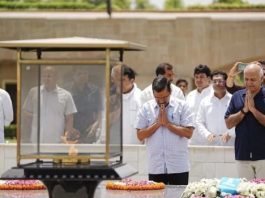 अरविंद केजरीवाल के ‘सत्याग्रह’ को कांग्रेस ने बताया ढोंग, कार्यालय से राष्ट्रपिता की तस्वीर हटाने का आरोप