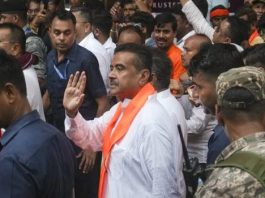 भवानीपुर में शुभेंदु-तृणमूल समर्थकों में झड़प, पुलिस का हल्का लाठीचार्ज
