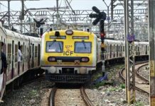 मुंबई के सीएसएमटी स्टेशन पर दो लोकल ट्रेनें एक ही ट्रैक पर चली, हादसा टला