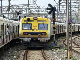 मुंबई के सीएसएमटी स्टेशन पर दो लोकल ट्रेनें एक ही ट्रैक पर चली, हादसा टला