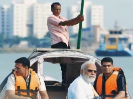 प्रधानमंत्री मोदी ने की हुगली नदी में नाव की सवारी और फोटोग्राफी