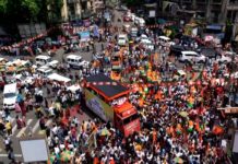 पश्चिम बंगाल चुनाव : सुवेंदु अधिकारी के रोड शो में झड़प, दो डीसी को नोटिस