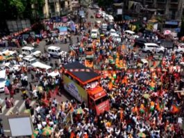 पश्चिम बंगाल चुनाव : सुवेंदु अधिकारी के रोड शो में झड़प, दो डीसी को नोटिस