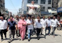 आबूरोड में कांग्रेस ने जताया केंद्रीय शिक्षा मंत्री का विरोध, इस्तीफे की मांग