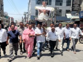 आबूरोड में कांग्रेस ने जताया केंद्रीय शिक्षा मंत्री का विरोध, इस्तीफे की मांग
