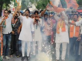अजमेर भाजपा ने आतिशबाजी कर मनाया जश्न, मिठाई बांटी