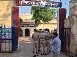 अलवर में दो युवकों को पुलिस हिरासत से छुड़ाने के लिए उपद्रवियों ने थाने पर हमला किया