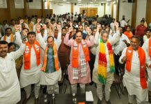 पश्चिम बंगाल, असम और पुड्डुचेरी में भाजपा की जीत पर झालमुड़ी का स्वाद चख मनाया जश्न