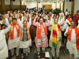 पश्चिम बंगाल, असम और पुड्डुचेरी में भाजपा की जीत पर झालमुड़ी का स्वाद चख मनाया जश्न