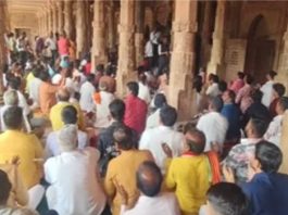 भोजशाला में उमड़ा हिंदू समाज, अखंड ज्योति मंदिर पर आतिशबाजी