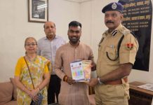 भीषण गर्मी में ड्यूटी कर रहे ट्रैफिक पुलिसकर्मियों को लू से बचाव के लिए दवा का वितरण