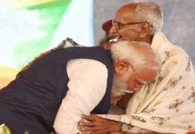 प्रधानमंत्री मोदी ने 98 वर्षीय कार्यकर्ता के पैर छूकर आशीर्वाद लिया